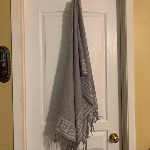 Oversized G monogram reversable oversized scarf shawl - Picture 4 of 9